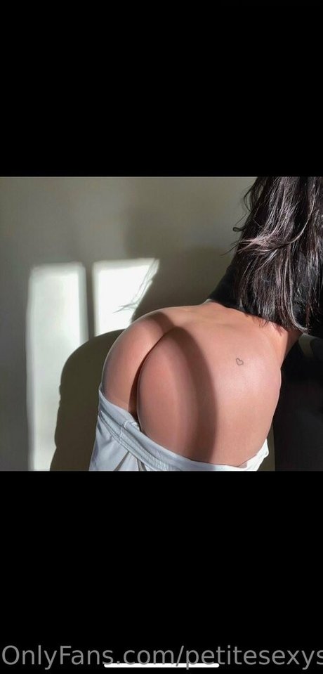 Naken lekkede OnlyFans-bilde av Petitesexysilje