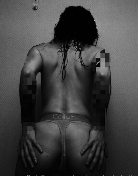 Naakte gelekte OnlyFans-foto van Vesteraalenhotmama