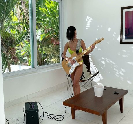 Photo nue de fuite OnlyFans de Manu Gavassi