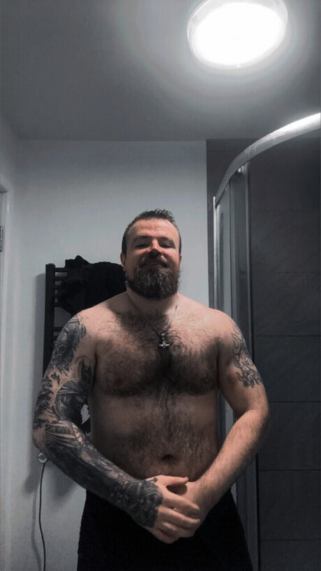 Nahá fotka uniklých OnlyFans od Tattooed Hunk