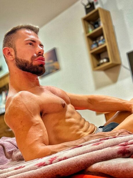 Naakte gelekte OnlyFans-foto van Andreas Foureira