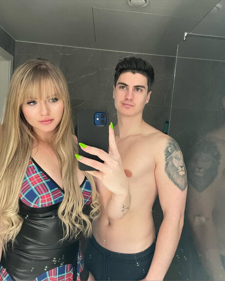 Sssttt OnlyFansリークヌード写真