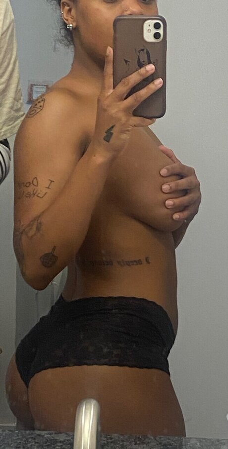 Photo nue de fuite OnlyFans de Vae