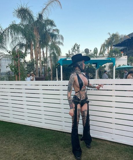 OnlyFans-model Embodoe