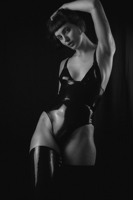 Alasti lekkinud OnlyFans-i pilt Daisy Love