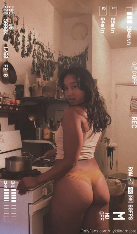 Naken lekkede OnlyFans-bilde av Niykiii Namaste
