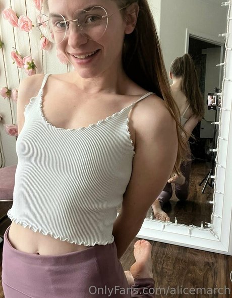 Naakte gelekte OnlyFans-foto van Alicemarch
