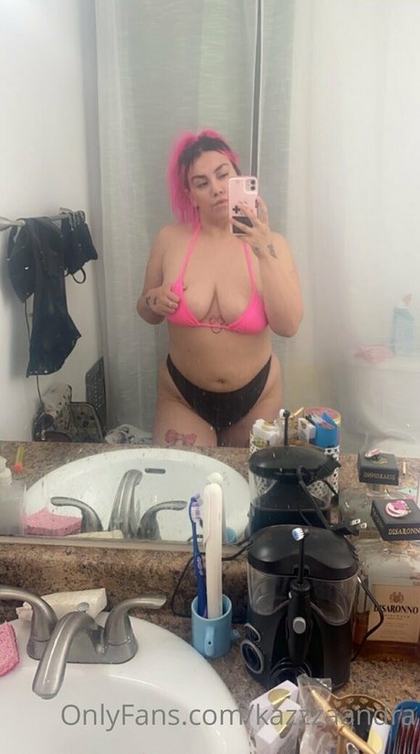 Nacktes geleaktes OnlyFans-Foto von Kazzzaandra