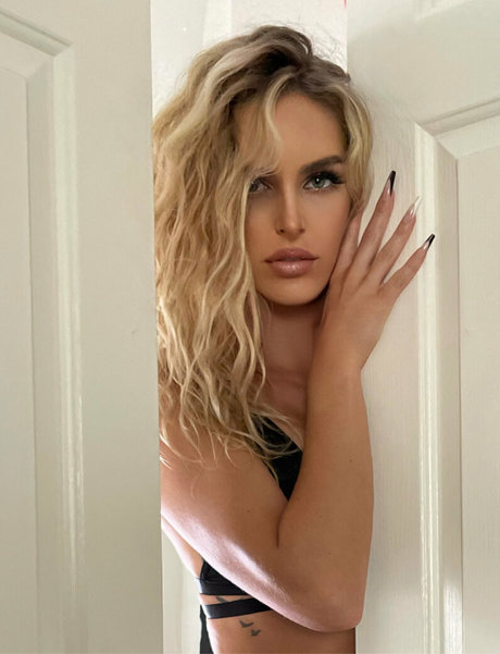 Naken läckt OnlyFans-bild av Ainsleysdonutshop