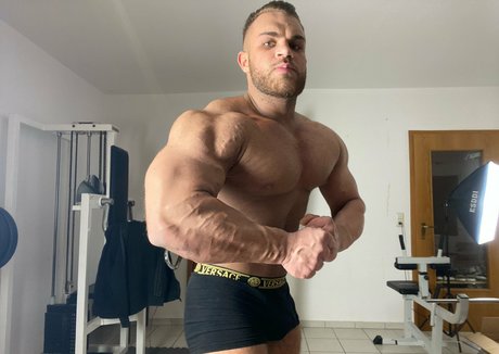 Alasti lekkinud OnlyFans-i pilt Flexmusclegod