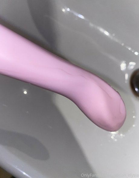 Alasti lekkinud OnlyFans-i pilt Kuwait Twins