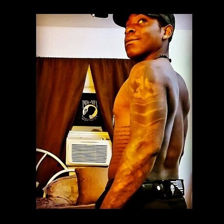 Naken lekkede OnlyFans-bilde av Levius T Layne