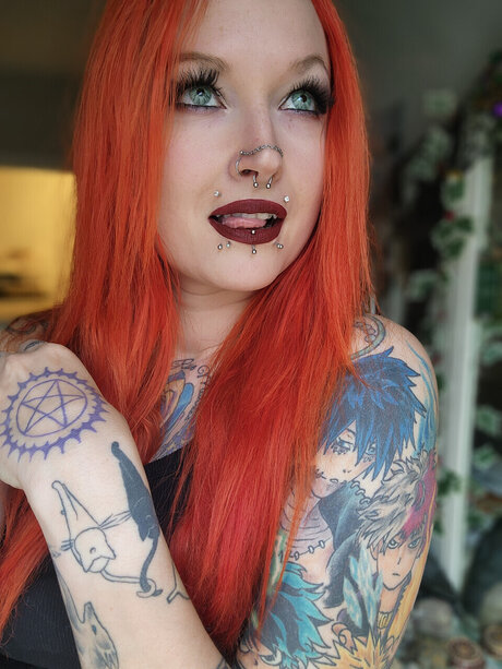 Naakte gelekte OnlyFans-foto van Rayne Siren