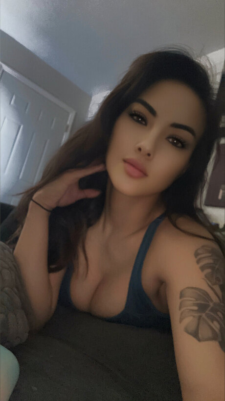 Alasti lekkinud OnlyFans-i pilt B 