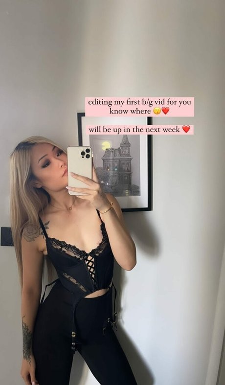 Naakte gelekte OnlyFans-foto van Sarinasong