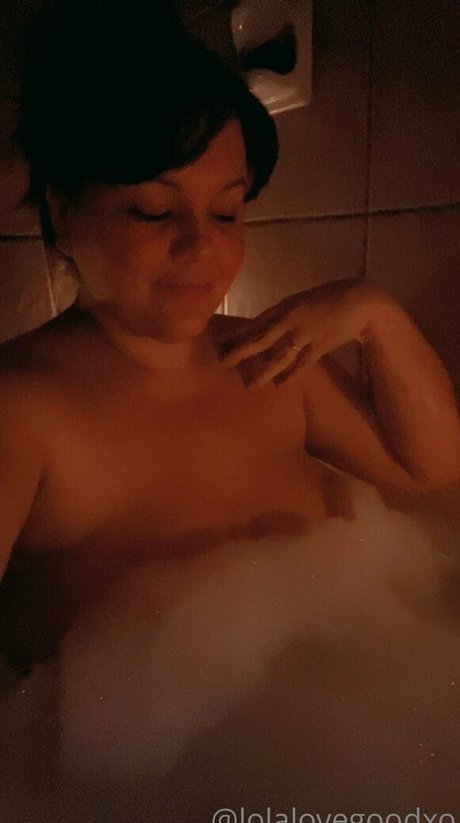 Naken lekkede OnlyFans-bilde av Lolalovegoodxo