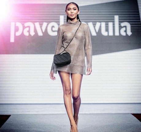 Naakte gelekte OnlyFans-foto van Asya Sun