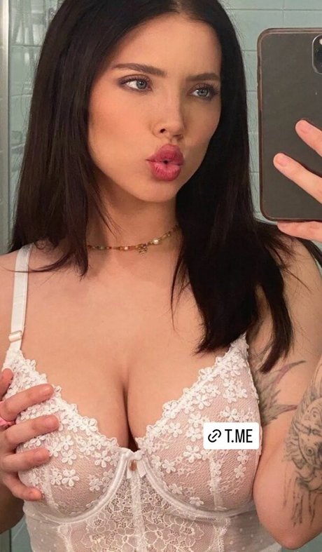 Alasti lekkinud OnlyFans-i pilt Raha Vakili