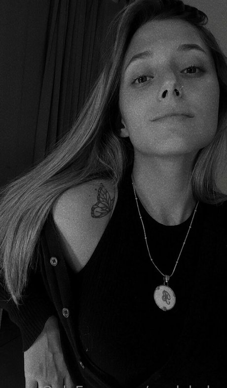 Alasti lekkinud OnlyFans-i pilt Paulybaby