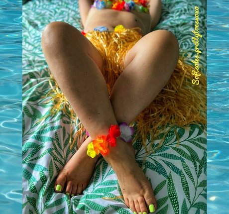 Photo nue de fuite OnlyFans de Softsolesprettytoesxoxo