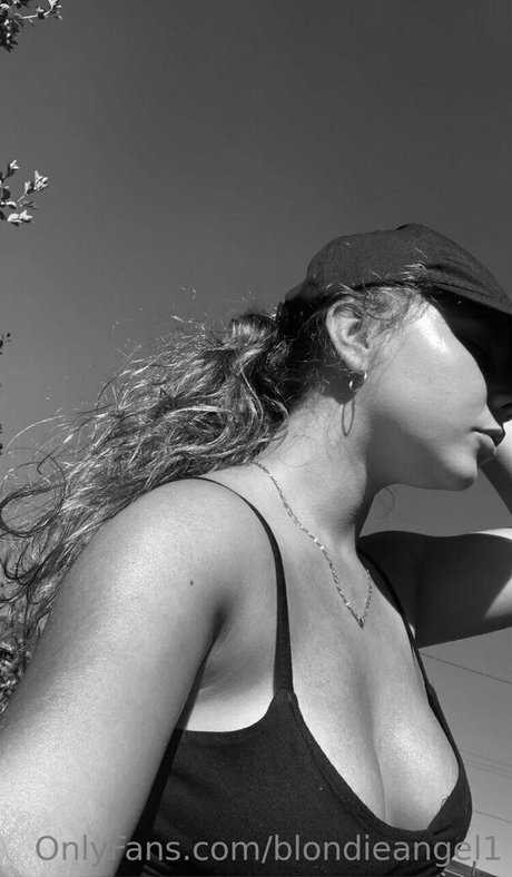 Naken läckt OnlyFans-bild av Blondieangel1