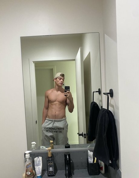 Alasti lekkinud OnlyFans-i pilt Hungodeyfree