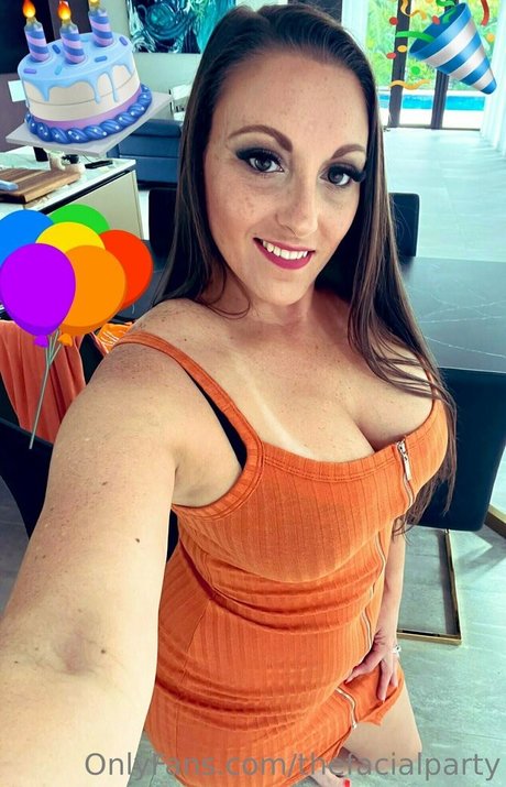 Naakte gelekte OnlyFans-foto van Thefacialparty