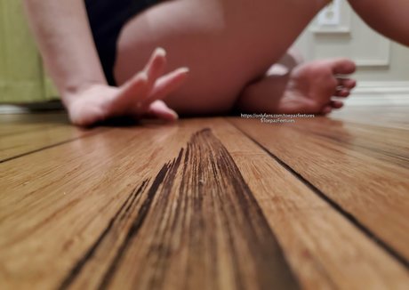 Naken lekkede OnlyFans-bilde av Toepazfeetures