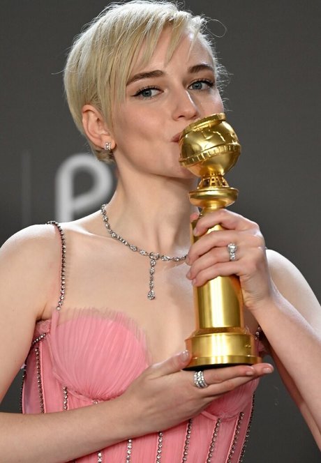 Alasti lekkinud OnlyFans-i pilt Julia Garner