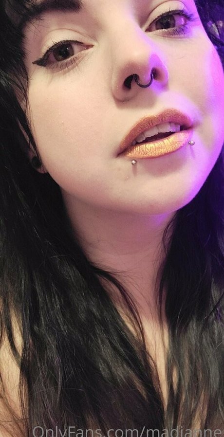 Nacktes geleaktes OnlyFans-Foto von Madianne