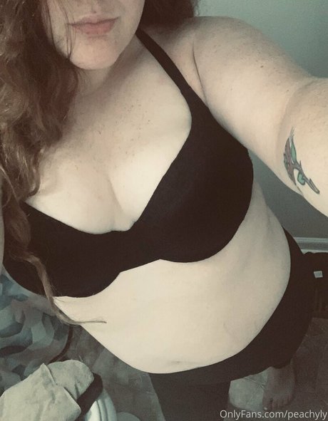 Nahá fotka uniklých OnlyFans od Peachyly