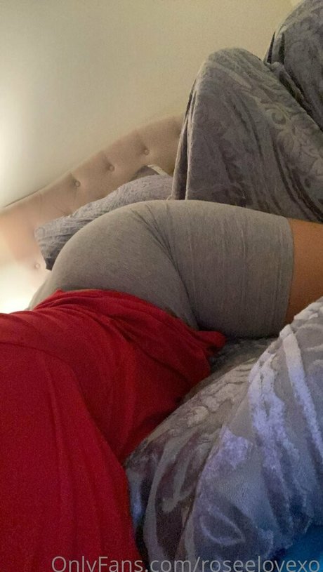 Nahá fotka uniklých OnlyFans od Roseelovexo