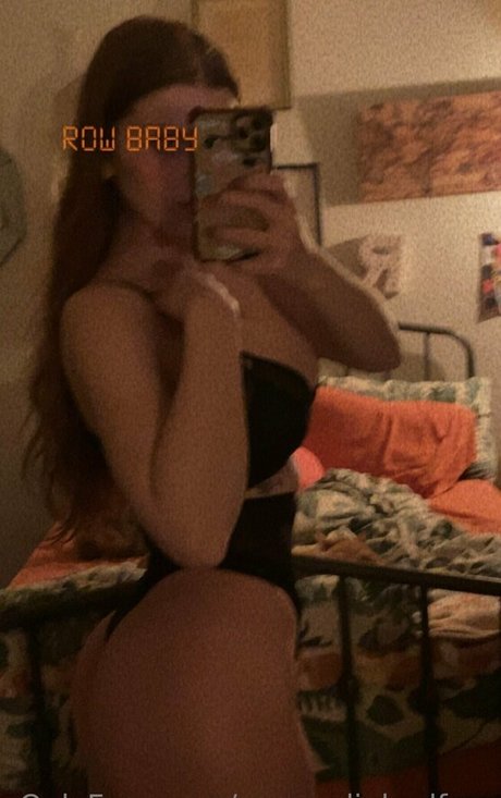 Naken lekkede OnlyFans-bilde av Sexyredinbedfree