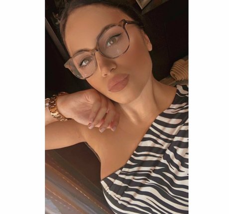 Alasti lekkinud OnlyFans-i pilt Dhmhtrakatee