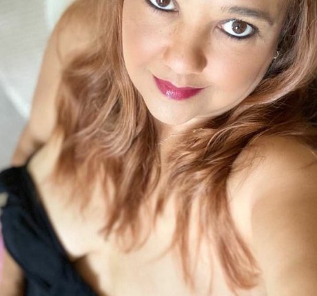 Naakte gelekte OnlyFans-foto van Yasmin