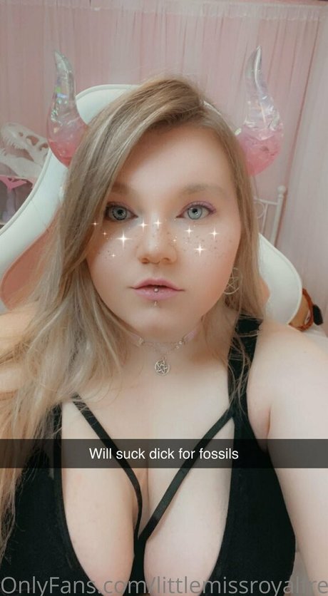 Naken läckt OnlyFans-bild av Littlemissroyalfree