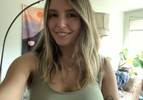 Alasti lekkinud OnlyFans-i pilt Blowmenaomi