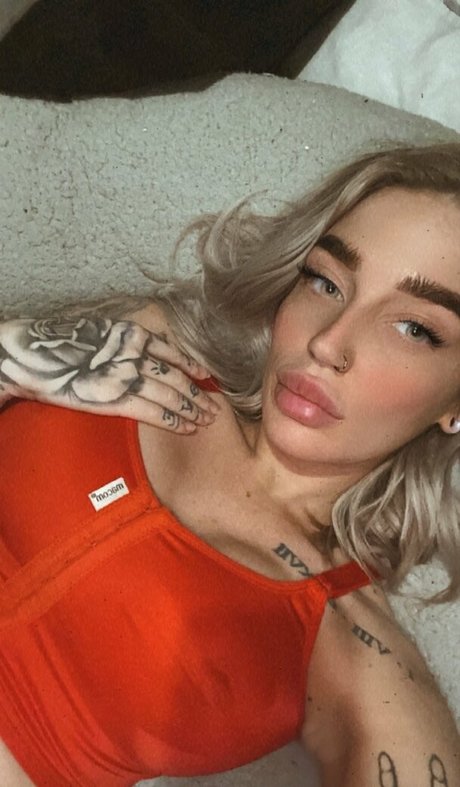 Alasti lekkinud OnlyFans-i pilt Xzaralillyx