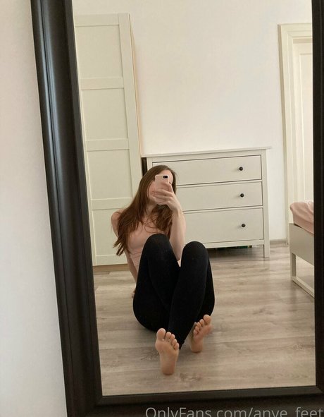 Naakte gelekte OnlyFans-foto van Anyefeet