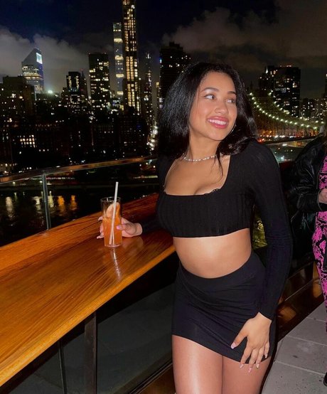 Alasti lekkinud OnlyFans-i pilt Emma Regala