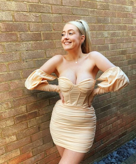 Naken lekkede OnlyFans-bilde av Lotten Sheppard