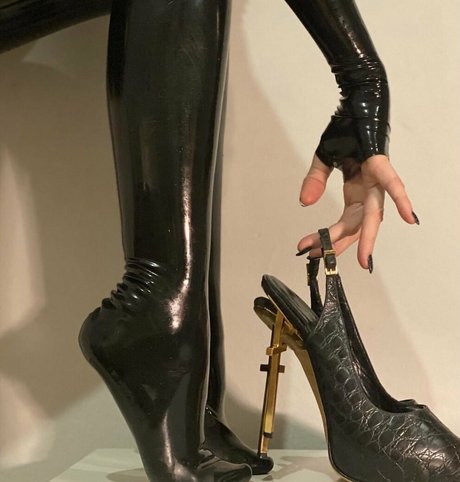 Naakte gelekte OnlyFans-foto van Latexprincessvip