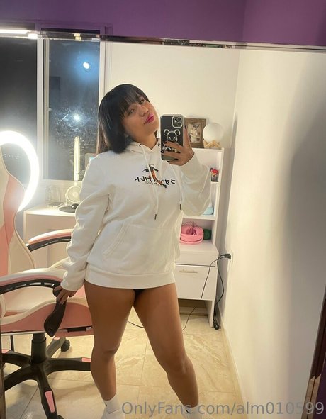 Nahá fotka uniklých OnlyFans od Alm010599