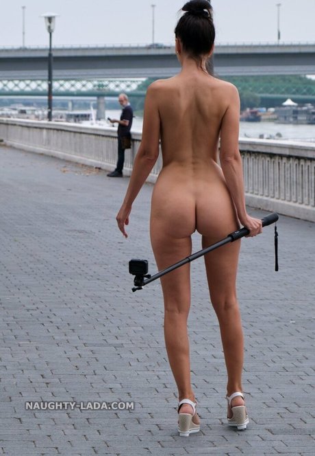 Naakte gelekte OnlyFans-foto van Naughty Lada