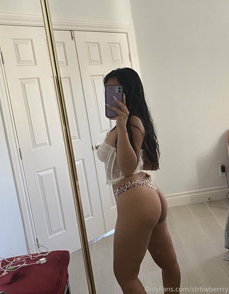 Alasti lekkinud OnlyFans-i pilt Str6wberrry