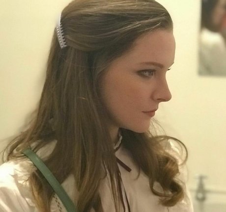 Naakte gelekte OnlyFans-foto van Morfydd Clark