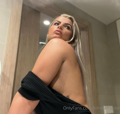Naken lekkede OnlyFans-bilde av Kimleemodel