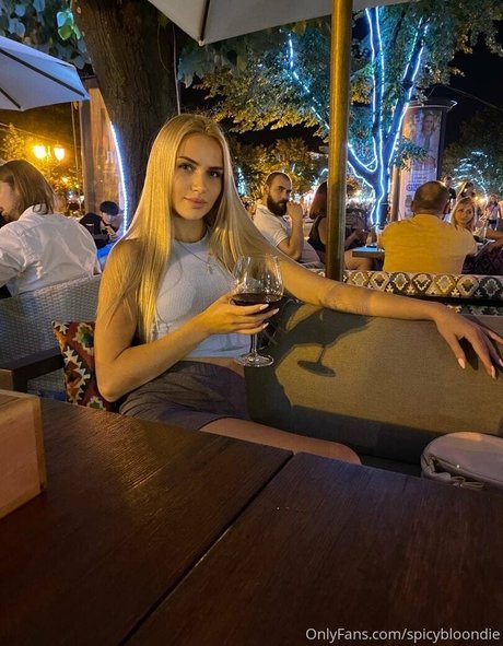 Nahá fotka uniklých OnlyFans od Spicybloondie