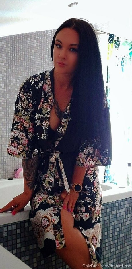 Naken lekkede OnlyFans-bilde av Firebirdash