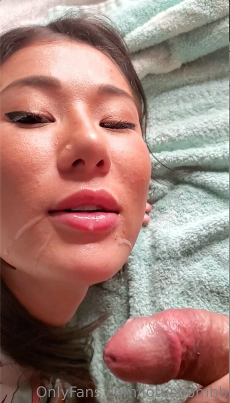 Naken lekkede OnlyFans-bilde av Lotus Bomb